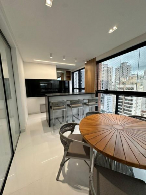 Apartamento no coração de Meia Praia, com 4 Suítes e 3 vagas de garagem